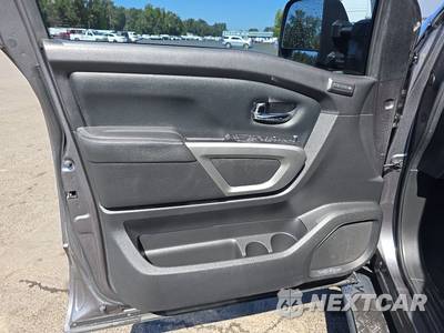2017 Nissan TITAN PRO-4X Crew Cab Short Bed - zdjęcie 9 z 38 - miniatura