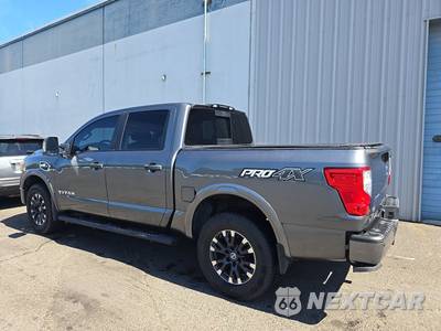 2017 Nissan TITAN PRO-4X Crew Cab Short Bed - zdjęcie 6 z 38 - miniatura