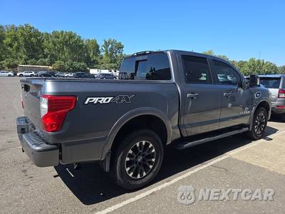 2017 Nissan TITAN PRO-4X Crew Cab Short Bed - zdjęcie 4 z 38 - miniatura