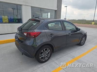 2020 Toyota Yaris Hatchback LE - zdjęcie 4 z 17 - miniatura