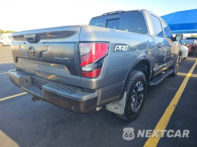 2021 Nissan TITAN PRO-4X Crew Cab Short Bed - zdjęcie 4 z 23 - miniatura