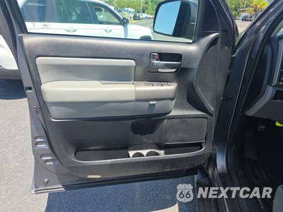 2014 Toyota Sequoia SR5 - zdjęcie 9 z 19 - miniatura