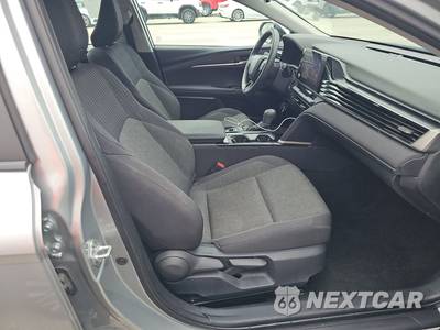 2025 Toyota Camry LE - zdjęcie 8 z 28 - miniatura