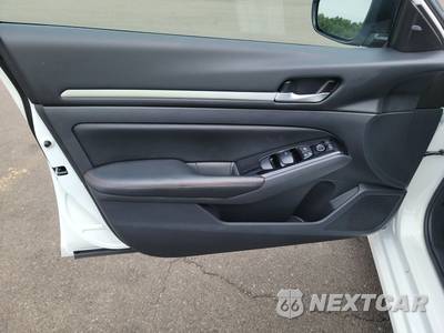2025 Nissan Altima SR - zdjęcie 9 z 23 - miniatura
