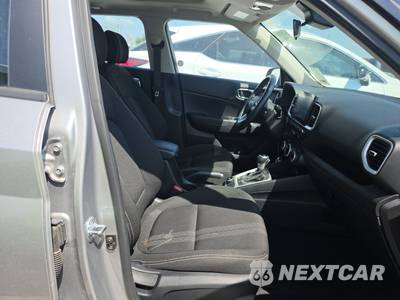 2025 Hyundai Venue SEL - zdjęcie 8 z 26 - miniatura