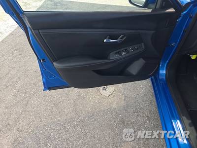2025 Nissan Sentra SV - zdjęcie 9 z 20 - miniatura