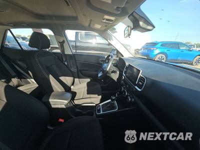 2025 Hyundai Venue SEL - zdjęcie 8 z 31 - miniatura