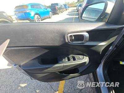 2025 Hyundai Venue SEL - zdjęcie 9 z 31 - miniatura