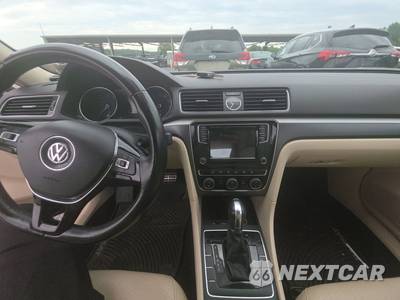 2017 Volkswagen Passat 1.8T R-Line w/Comfort Pkg - zdjęcie 11 z 34 - miniatura