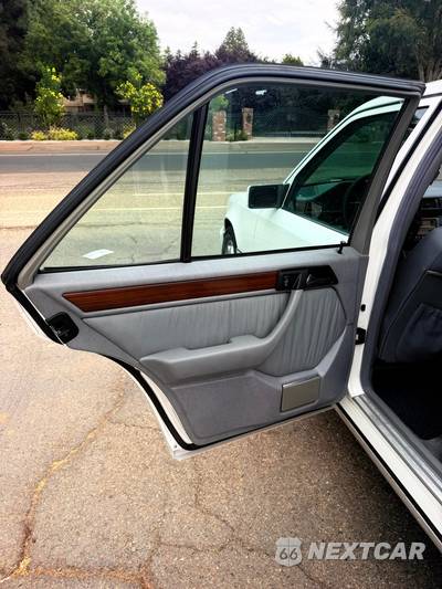1994 Mercedes-Benz E 320 Sedan - zdjęcie 12 z 20 - miniatura