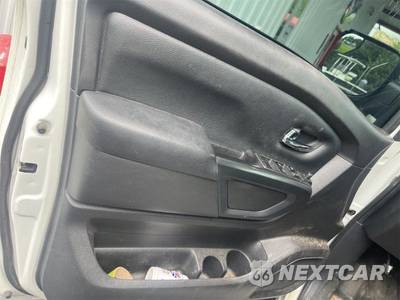 2019 Nissan TITAN SV Crew Cab Short Bed - zdjęcie 9 z 10 - miniatura