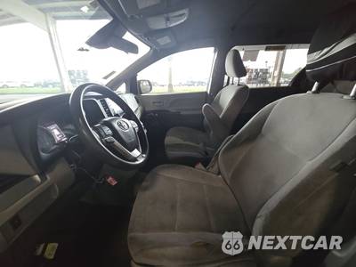 2019 Toyota Sienna L 7-Passenger 119.3" WB - zdjęcie 7 z 60 - miniatura