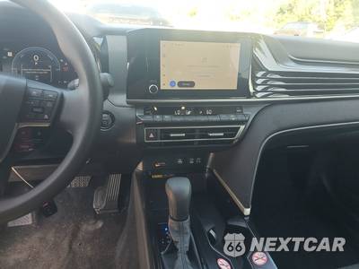 2026 Toyota Camry LE - zdjęcie 11 z 19 - miniatura