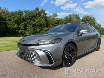 2025 Toyota Camry XSE - zdjęcie 2 z 37 - miniatura