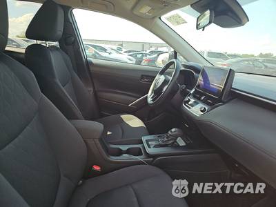 2026 Toyota Corolla Cross LE - zdjęcie 8 z 23 - miniatura