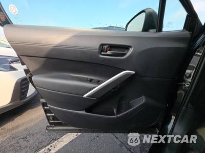 2025 Toyota Corolla Cross LE - zdjęcie 9 z 36 - miniatura
