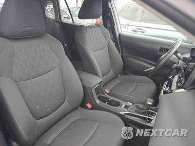 2025 Toyota Corolla Cross LE - zdjęcie 8 z 35 - miniatura