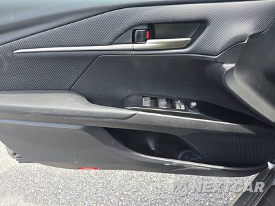 2026 Toyota Camry SE - zdjęcie 9 z 26 - miniatura