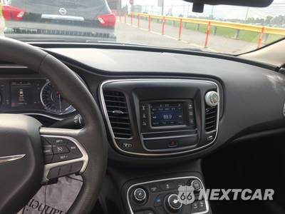 2015 Chrysler 200 Limited - zdjęcie 11 z 37 - miniatura
