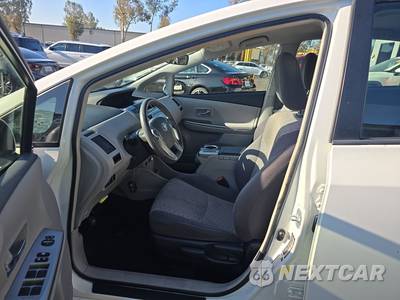 2017 Toyota Prius v Two - zdjęcie 7 z 36 - miniatura