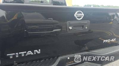 2015 Nissan TITAN PRO-4X Crew Cab Short Bed - zdjęcie 22 z 28 - miniatura