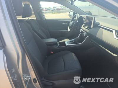 2025 Toyota RAV4 Hybrid XLE - zdjęcie 8 z 23 - miniatura