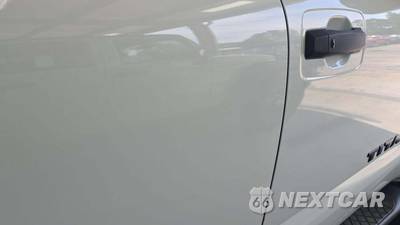 2019 Nissan TITAN SV Crew Cab Short Bed - zdjęcie 19 z 24 - miniatura