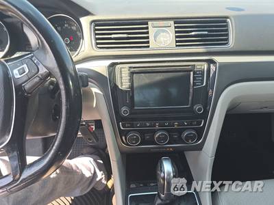 2017 Volkswagen Passat 1.8T R-Line w/Comfort Pkg - zdjęcie 11 z 25 - miniatura