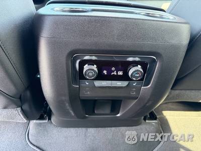 2025 Chevrolet Suburban High Country 3LZ - zdjęcie 40 z 73 - miniatura