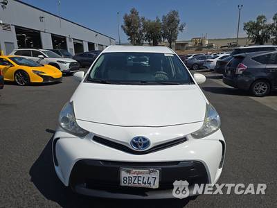 2017 Toyota Prius v Two - zdjęcie 2 z 34 - miniatura