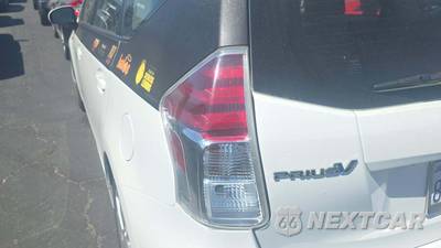 2017 Toyota Prius v Two - zdjęcie 26 z 34 - miniatura
