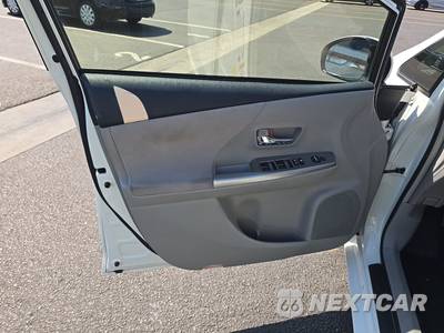 2017 Toyota Prius v Two - zdjęcie 9 z 34 - miniatura