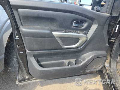 2020 Nissan TITAN SV Crew Cab Short Bed - zdjęcie 9 z 31 - miniatura