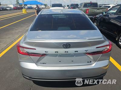 2025 Toyota Camry LE - zdjęcie 5 z 18 - miniatura