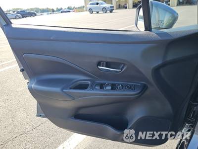 2025 Nissan Versa SV - zdjęcie 9 z 39 - miniatura