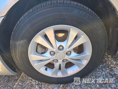 2004 Toyota Camry LE - zdjęcie 8 z 22 - miniatura