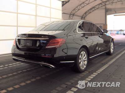 2017 Mercedes-Benz E 300 Luxury 4MATIC Sedan - zdjęcie 5 z 50 - miniatura