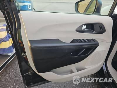 2023 Chrysler Pacifica Hybrid Touring L 121.6" WB - zdjęcie 9 z 24 - miniatura