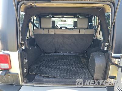 2010 Jeep Wrangler Unlimited Sahara - zdjęcie 16 z 26 - miniatura