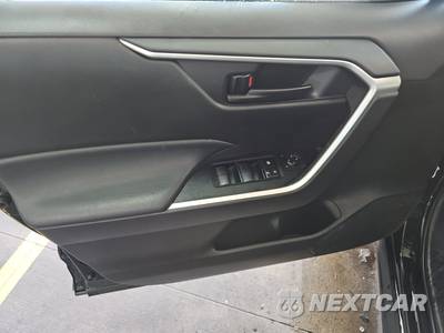 2025 Toyota RAV4 LE - zdjęcie 9 z 51 - miniatura