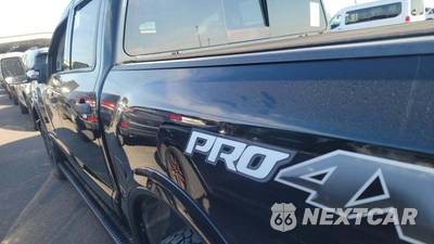 2017 Nissan TITAN PRO-4X Crew Cab Short Bed - zdjęcie 30 z 38 - miniatura