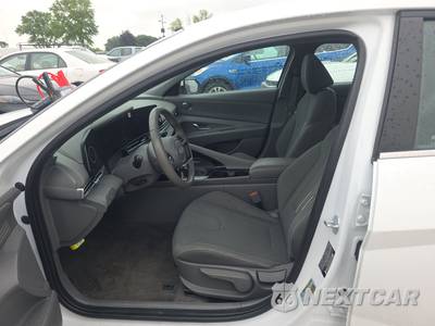 2025 Hyundai Elantra SEL Convenience - zdjęcie 7 z 17 - miniatura