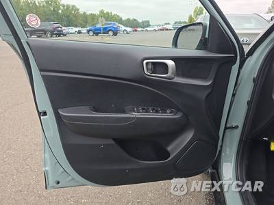 2025 Hyundai Venue SEL - zdjęcie 9 z 34 - miniatura