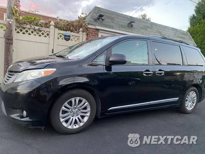 2017 Toyota Sienna XLE 8-Passenger 119.3" WB