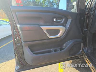 2017 Nissan TITAN PRO-4X Crew Cab Short Bed - zdjęcie 9 z 32 - miniatura