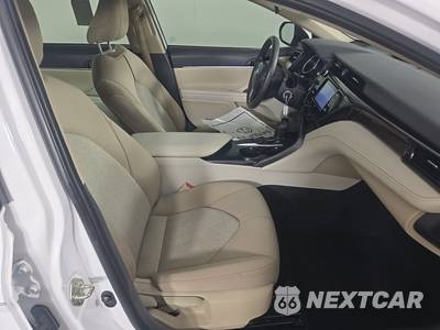 2020 Toyota Camry LE - zdjęcie 8 z 17 - miniatura