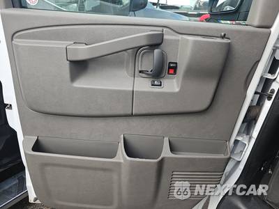 2025 Chevrolet Express 3500 Passenger Van LT 1LT 155.1" WB - zdjęcie 9 z 25 - miniatura