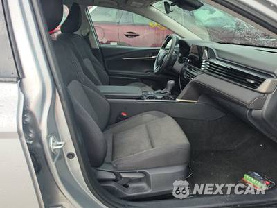 2025 Toyota Camry LE - zdjęcie 8 z 22 - miniatura