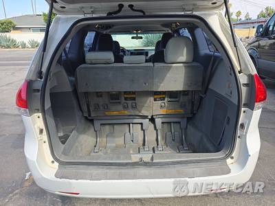 2014 Toyota Sienna L 7-Passenger 119.3" WB - zdjęcie 17 z 36 - miniatura