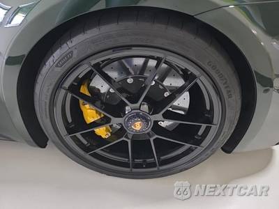 2026 Porsche 911 Carrera 4 GTS - zdjęcie 11 z 22 - miniatura